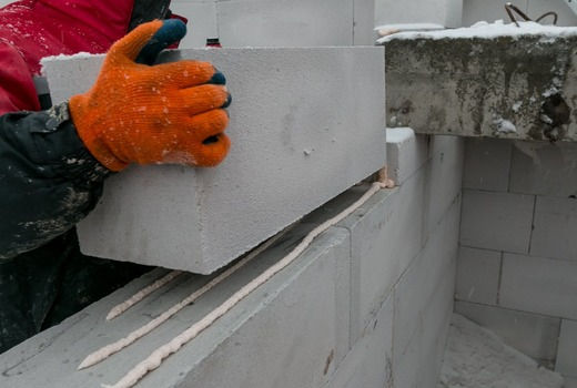 Порівняння клею для газоблоку та цементної суміші: переваги та недоліки