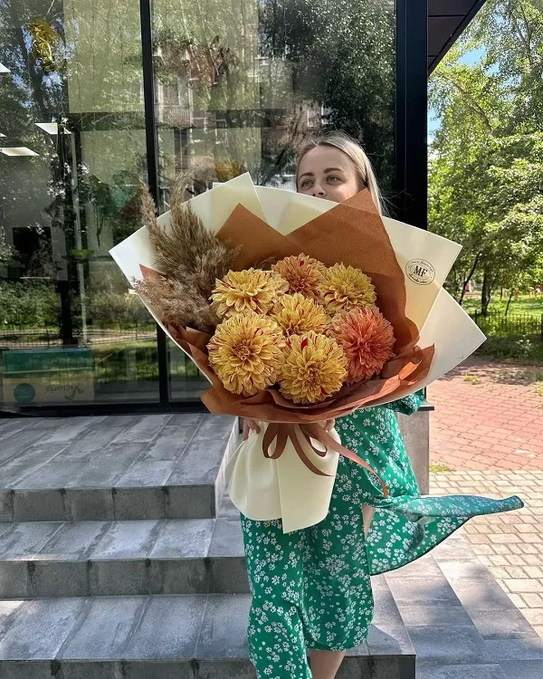 Букет із жоржиною для дівчини: яскравий, ніжний і виразний подарунок від Marta Flowers